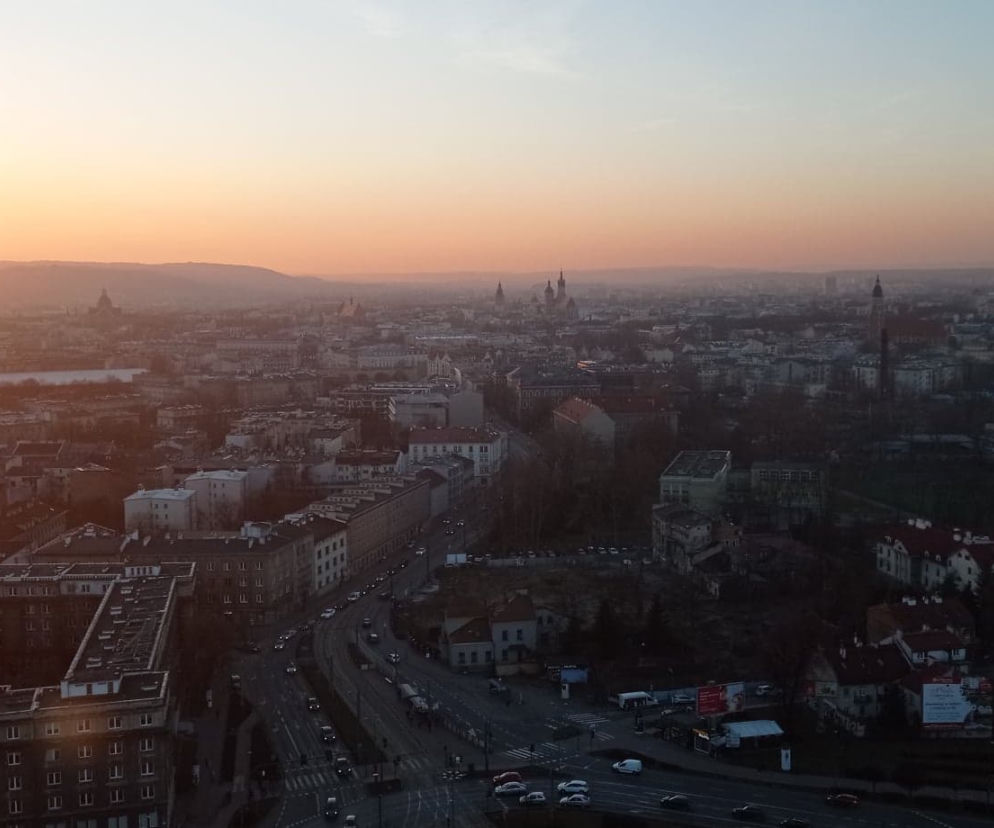 Tak smog unosi się nad Krakowem