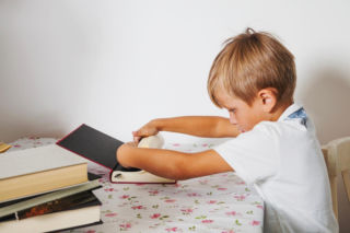 Ćwiczenia w zeszycie czy aplikacja edukacyjna – co lepsze do nauki w domu?