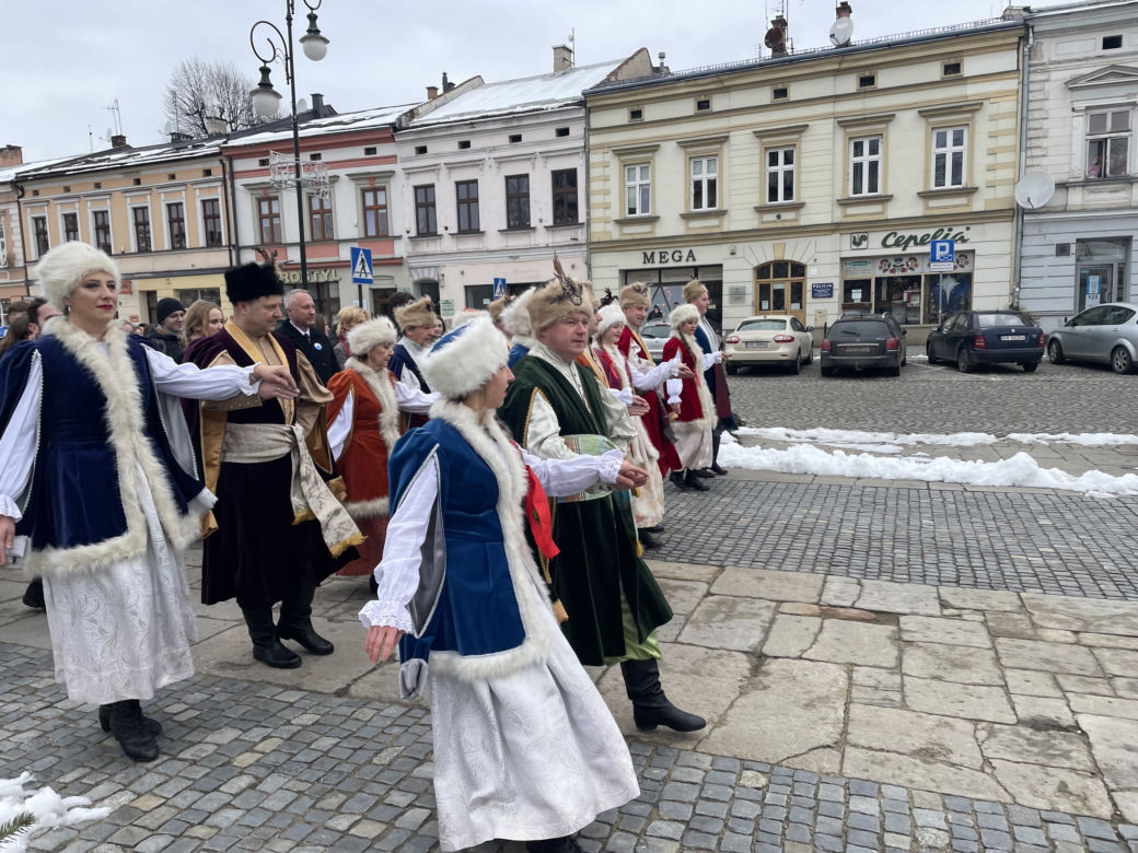 Maturzyści zatańczyli na Rynku poloneza