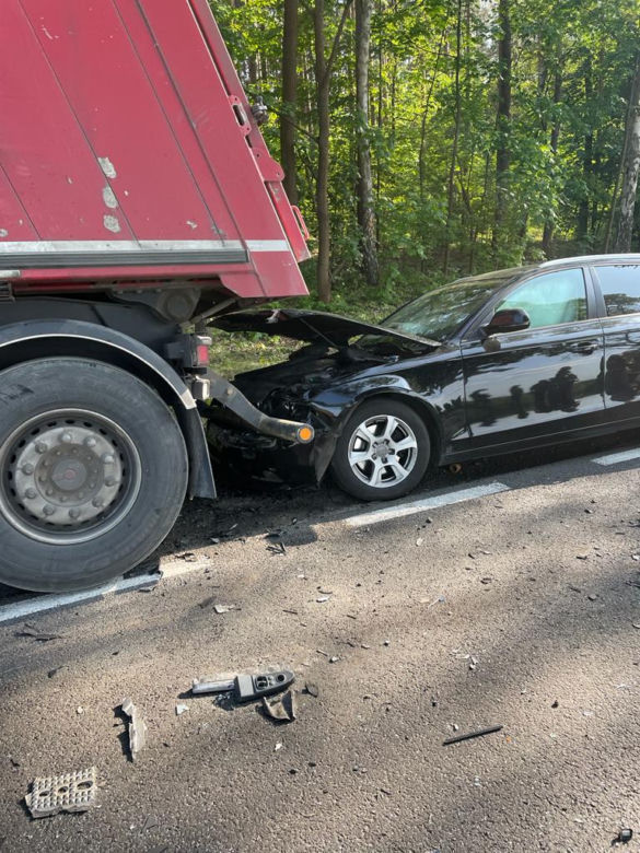 Makabryczny wypadek pod Żarami. Kilka osób ucierpiało w zderzeniu forda, audi i tira [ZDJĘCIA]