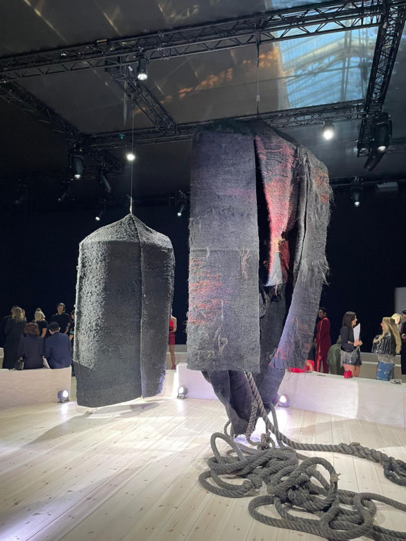 Prace z łódzkiego Muzeum Włókiennictwa scenerią podczas pokazu mody  na Paris Fashion Week