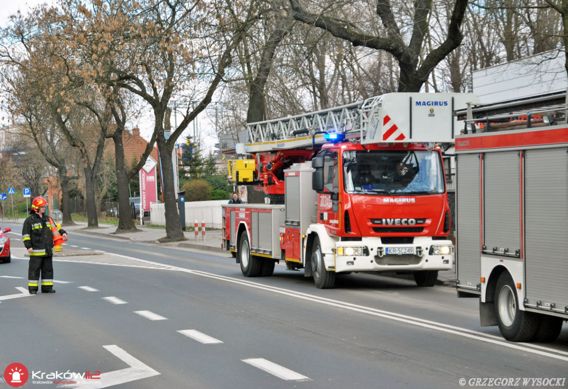 Pożar na ul. Wrocławskiej w Krakowie. Strażnicy miejscy wskoczyli w ogień ratować dwie osoby [GALERIA ZDJĘĆ]