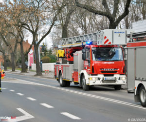 Pożar na ul. Wrocławskiej w Krakowie. Strażnicy miejscy wskoczyli w ogień ratować dwie osoby [GALERIA ZDJĘĆ]