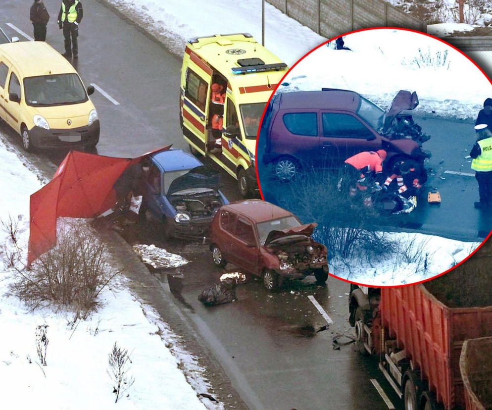 Koszmarny wypadek pod Warszawą. Senior w Seicento wjechał pod ciężarówkę, nie żyje