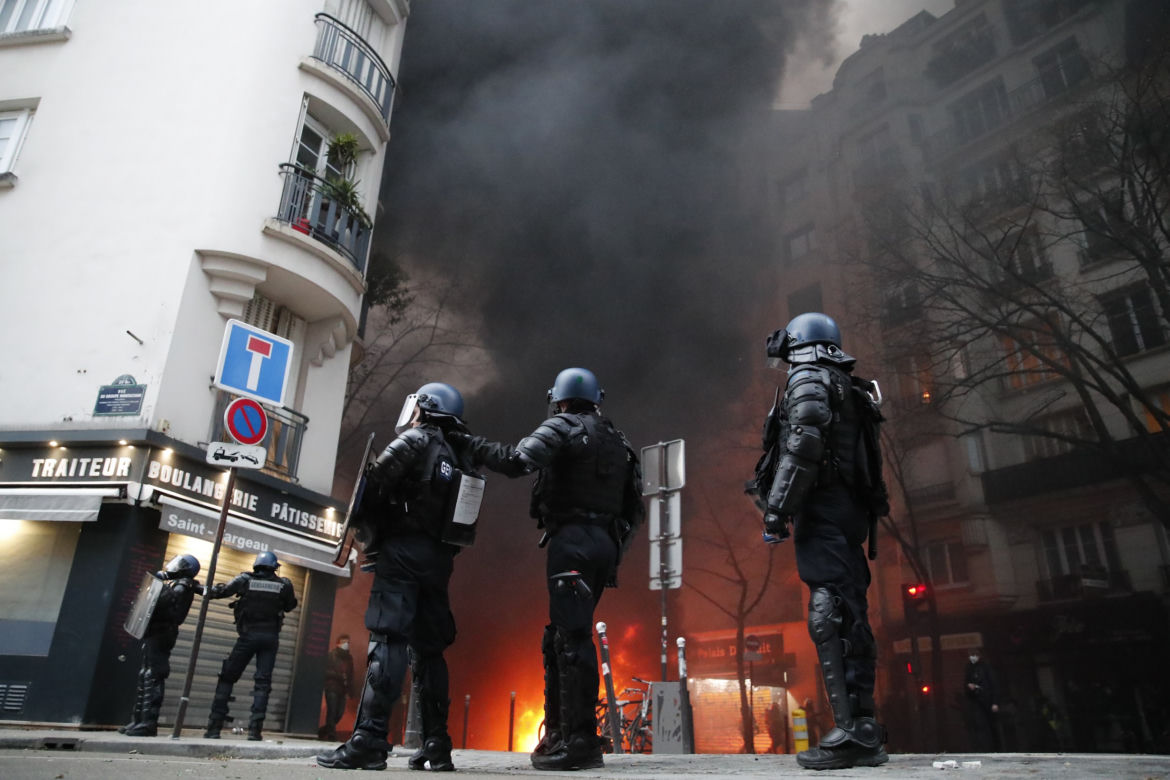 Francja płonie! Wielki atak na policję, dziesiątki rannych