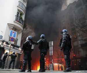 Francja płonie! Wielki atak na policję, dziesiątki rannych