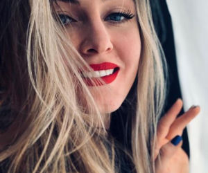 Martyna Grajber w łóżku z pucharem