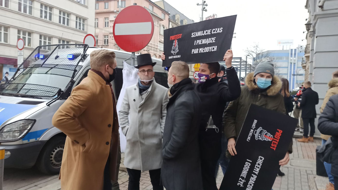 Protest branży ślubnej przed biurem PiS w Katowicach! Domagają się informacji od rządu kiedy będą mogli wrócić do pracy [ZDJĘCIA, WIDEO]