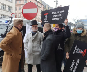 Protest branży ślubnej przed biurem PiS w Katowicach! Domagają się informacji od rządu kiedy będą mogli wrócić do pracy [ZDJĘCIA, WIDEO]