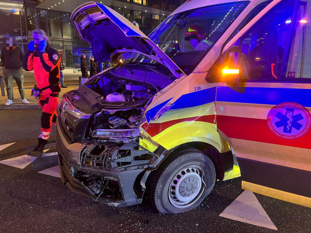 Wypadek karetki na rondzie ONZ w Warszawie. Ambulans zderzył się z taksówką "na aplikację"
