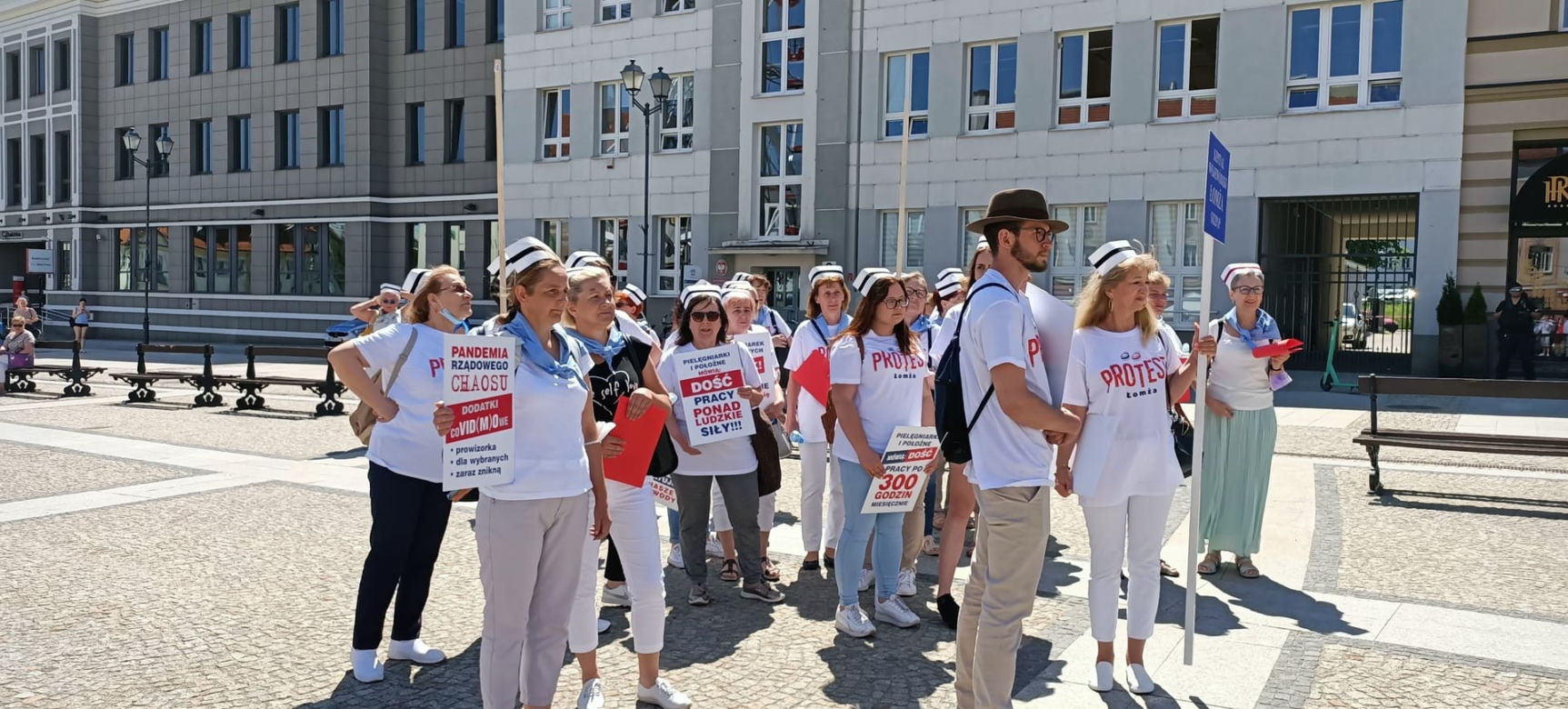Rynek Kościuszki. Protest pielęgniarek i położnych w Białymstoku [ZDJĘCIA]