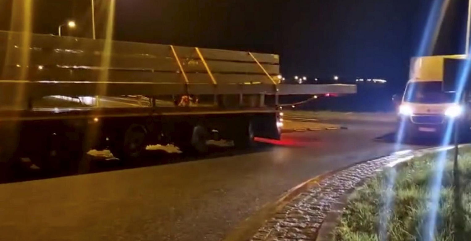 Ogromny tir na A4! Ważył 52 tony i miał ponad 40 metrów, dlatego musiał jechać tyłem