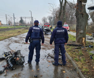 Wypadek w Koniecpolu: 18-latek roztrzaskał się na drzewie