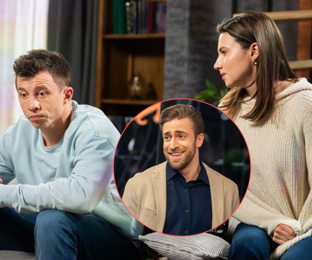 Alan, Iga i James w scenie z serialu „Pierwsza miłość”, gdzie Alan próbuje udowodnić swoją rację, a James go upokarza, co zszokowało widzów Super Seriale. Wokół głównych postaci widoczne jest domowe wnętrze z półkami z książkami.