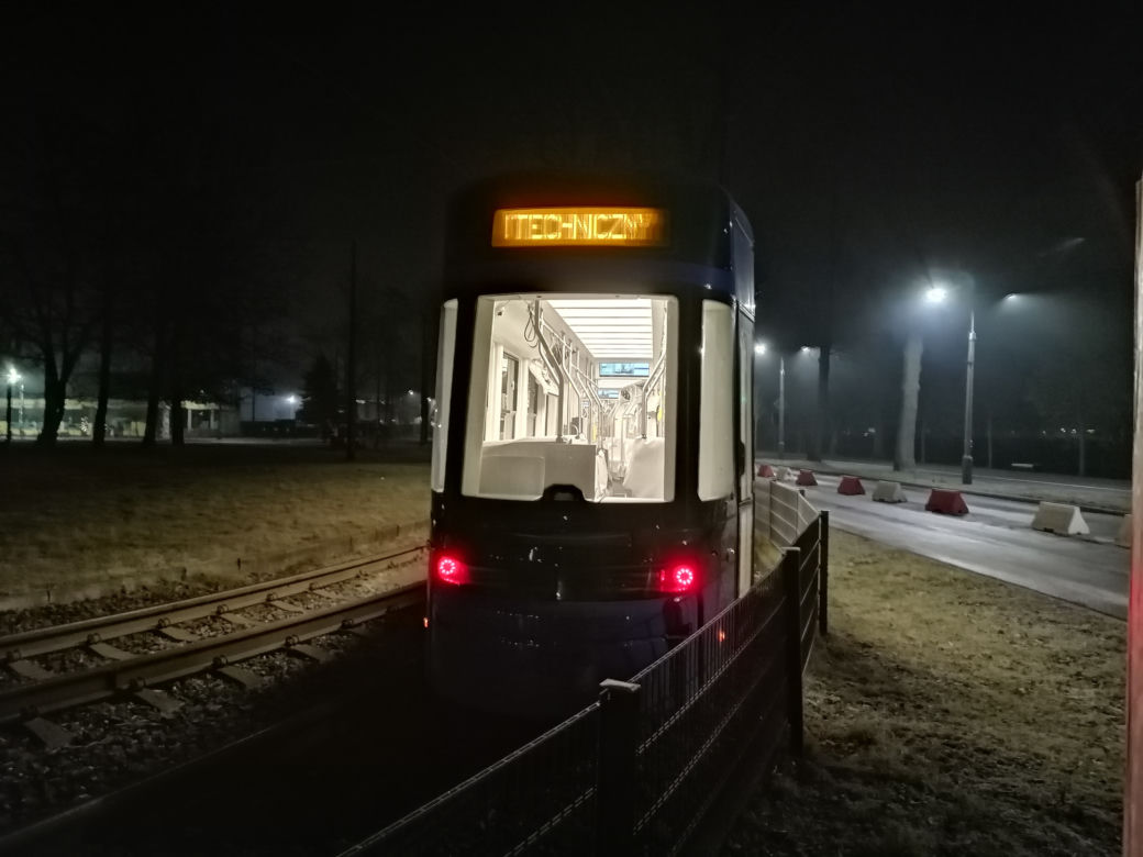 Nocne testy nowego tramwaju w Krakowie