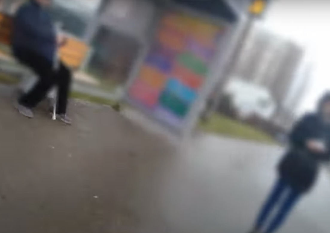 Policjantka z Inowrocławia pomogła seniorowi, który siedział na przystanku