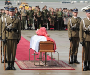 Trumna z ciałem Marii Kaczyńskiej