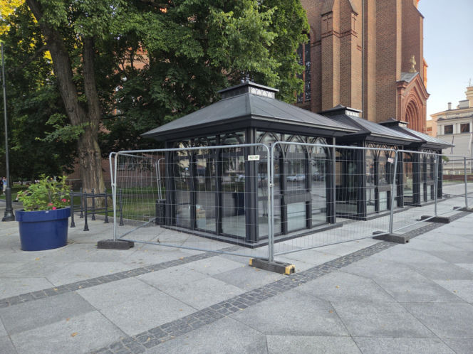 Plac Wolności w Bydgoszczy już bez pomnika, ale z nową rzeźbą. Sprawdzamy, kiedy koniec prac