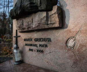 Kraków pamięta. Na grobie Marka Grechuty zawsze palą się znicze. Jeden szczegół jego grobu chwyta za serce
