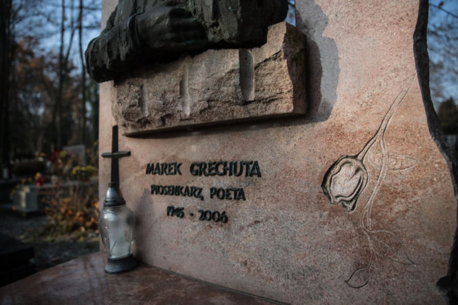 Kraków pamięta. Na grobie Marka Grechuty zawsze palą się znicze. Jeden szczegół jego grobu chwyta za serce
