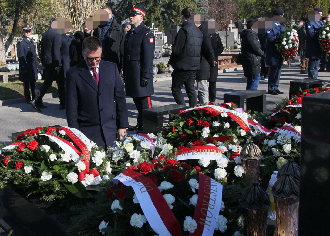 Hołowania klęknął przed grobem ofiary katastrofy smoleńskiej