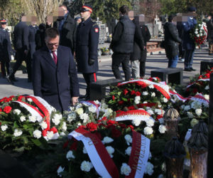 Hołowania klęknął przed grobem ofiary katastrofy smoleńskiej