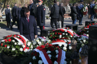 Hołowania klęknął przed grobem ofiary katastrofy smoleńskiej