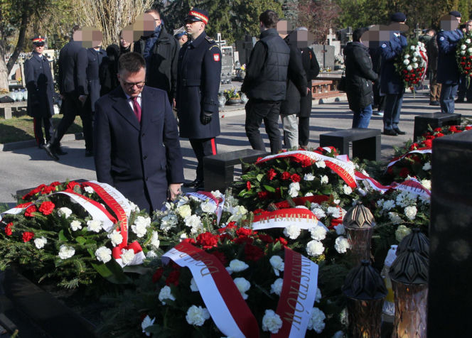 Hołowania klęknął przed grobem ofiary katastrofy smoleńskiej