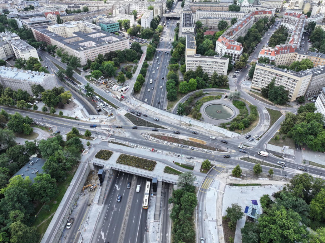 Wiemy kiedy ruszą windy na placu Na Rozdrożu. Na razie piesi muszą gramolić się po schodach