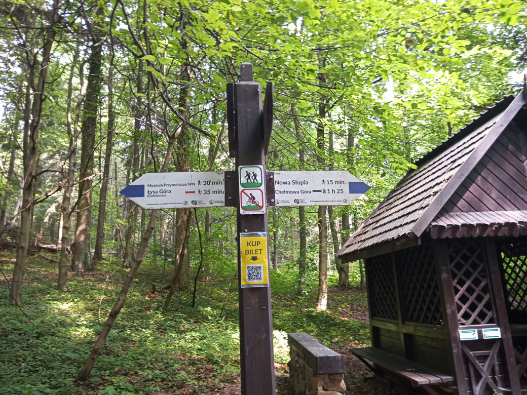 Turyści na Świętym Krzyżu