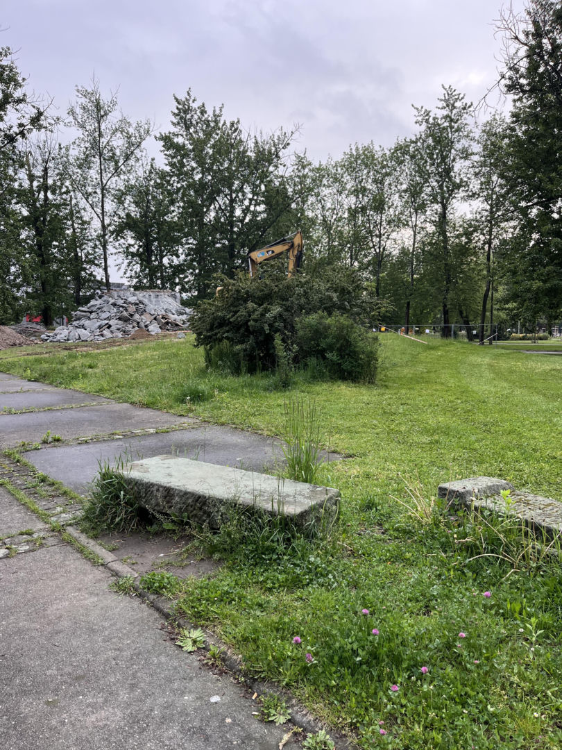 Rozbiórka cokołu po pomniku Koniewa