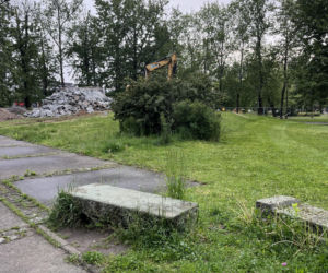 Rozbiórka cokołu po pomniku Koniewa