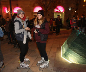 Nightskating. Warszawiacy przejechali stolicę na rolkach [Zdjęcia]