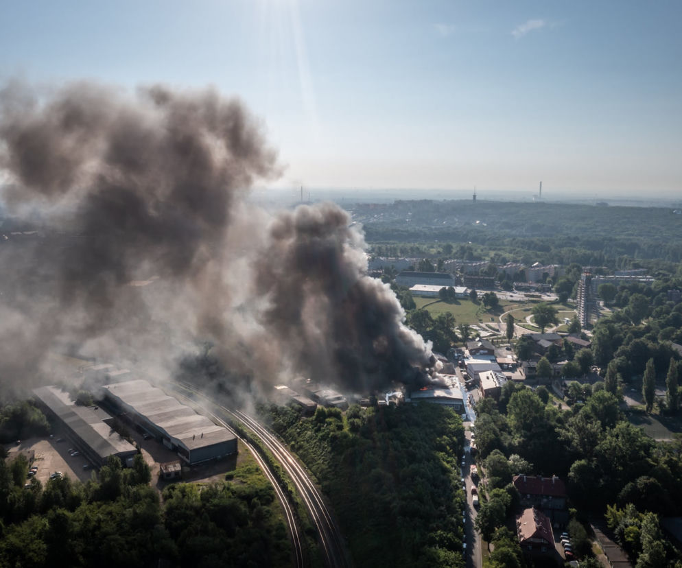 Potężny pożar w Chorzowie. Doszło do skażenia powietrza?! Na miejscu pluton chemiczny