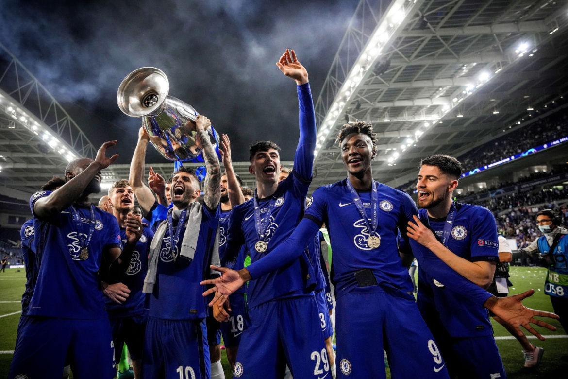 Piłkarze i kibice Chelsea Londyn świętują wygranie Ligi Mistrzów po zwycięstwie w finale 1:0 z Manchesterem City 