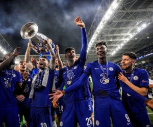 Piłkarze i kibice Chelsea Londyn świętują wygranie Ligi Mistrzów po zwycięstwie w finale 1:0 z Manchesterem City 