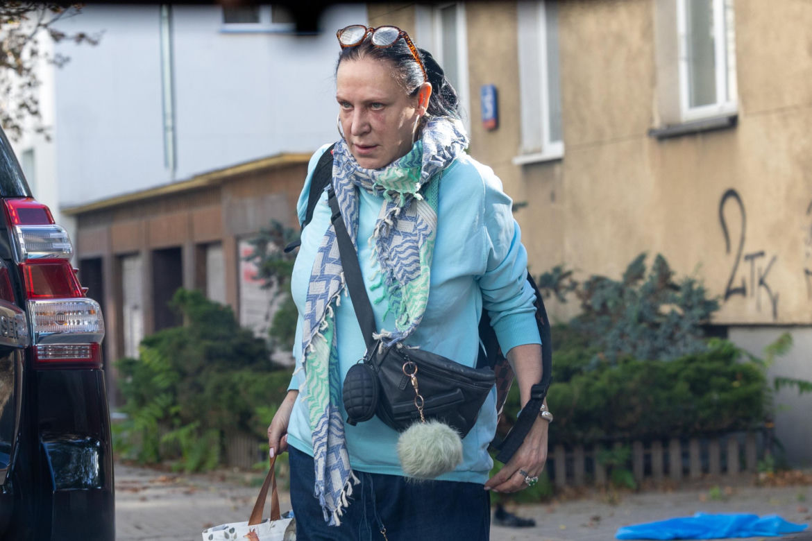 Zdyszana Kayah dźwiga sama