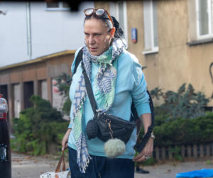 Zdyszana Kayah dźwiga sama