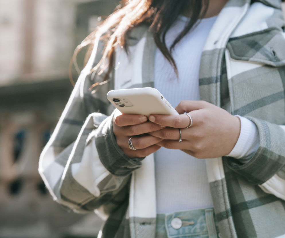 Działdowo. Dziecko zapatrzone w telefon weszło na przejście dla pieszych. Wprost pod jadący samochód