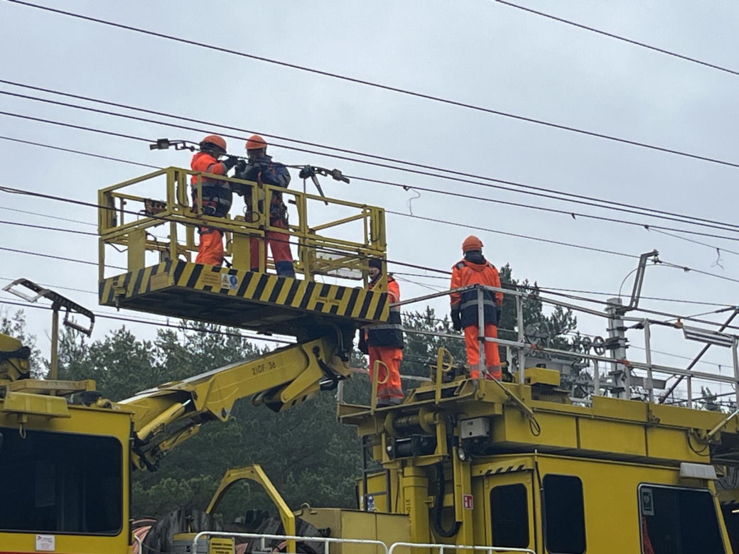 Uszkodzona trakcja i wybita szyba w pociągu. Służby badają tajemnicze zdarzenie