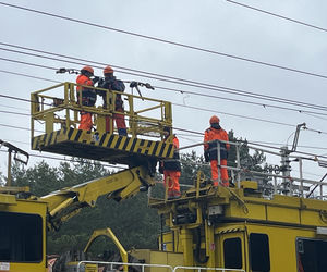 Uszkodzona trakcja i wybita szyba w pociągu. Służby badają tajemnicze zdarzenie