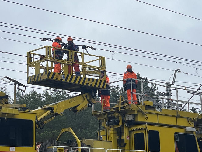 Uszkodzona trakcja i wybita szyba w pociągu. Służby badają tajemnicze zdarzenie