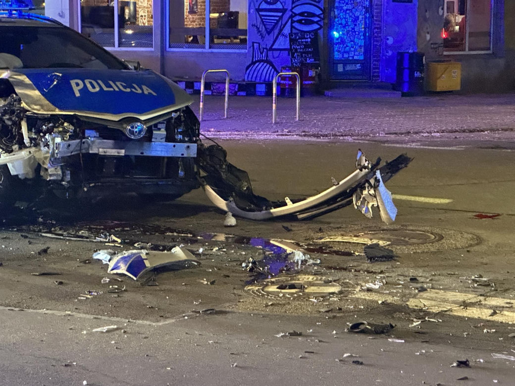 Jechali na interwencję, roztrzaskali radiowozy. Nocna kraksa na Pradze-Północ