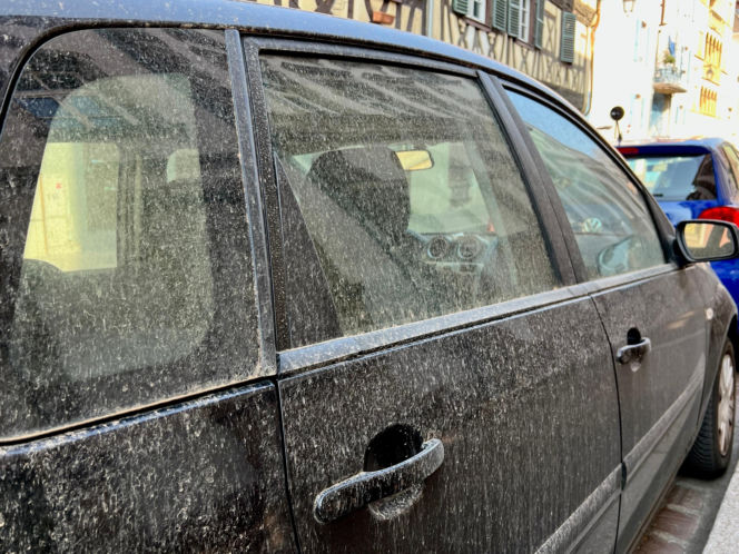 Pył z Sahary na autach