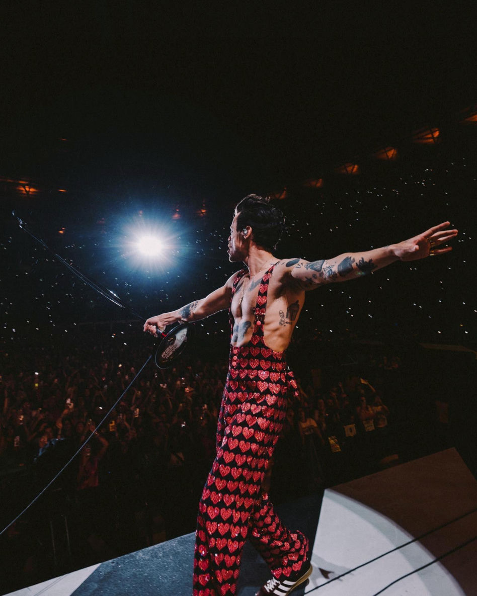 Harry Styles ŚCIĄŁ swoje piękne, długie włosy. Jest prawie ŁYSY!