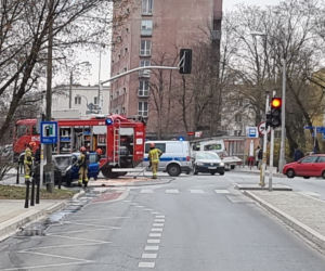 Wypadek samochodowy na Kamionku. Auto stanęło w płomieniach