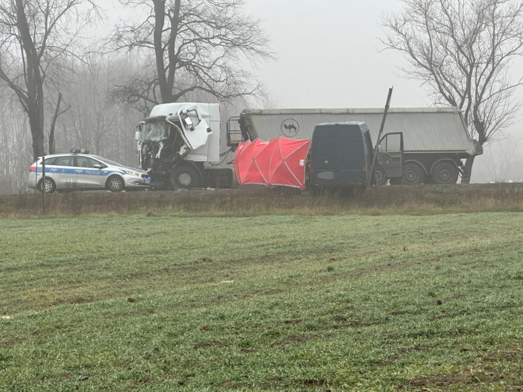 Czołowe zderzenie busa z tirem na DK50! Są ranni, jedna osoba nie żyje