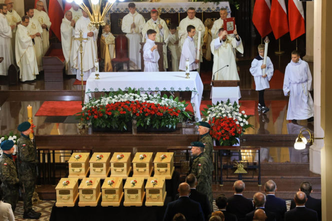 Szok po tragedii w Łodzi. Dziesięć malutkich trumienek na pogrzebie. Tego widoku nie da się wyrzucić z głowy