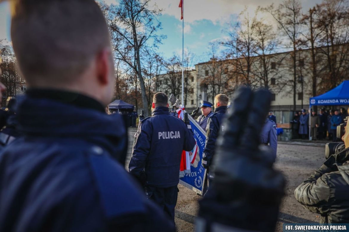 Nowi policjanci w świętokrzyskim garnizonie. W szeregi wstąpiło 58 funkcjonariuszy 