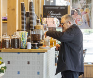 Karol Karski w lesie